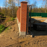 Дер. штакетник, шахматка, прамой, лента, кирпичные столбы, светлый