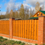 Дер. штакетник, шахматка, прамой, лента, кирпичные столбы, светлый