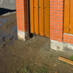 Дер. штакетник, шахматка, прамой, лента, кирпичные столбы, светлый