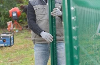 Установка и укрепление столбов